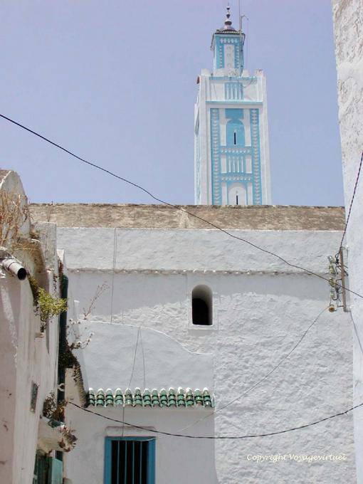 Le minaret bleu et blanc d'une mosquée de la médina, Larache - Maroc