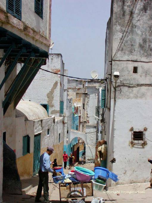 Marchand ambulant dans une ruelle de la Kasbah, Larache - Maroc