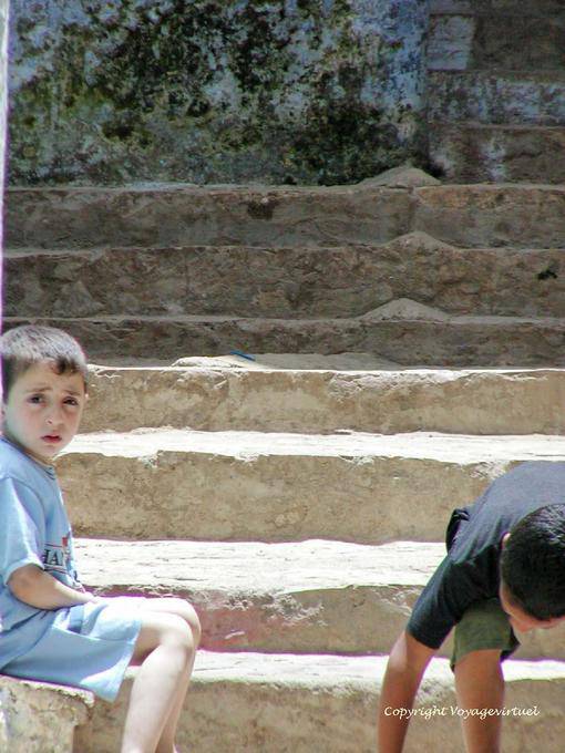Enfants sur les marches, Larache - Maroc