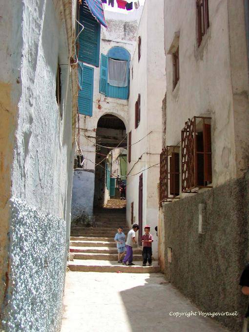 Escaliers et passage voûté dans l'ancienne médina, Larache - Maroc