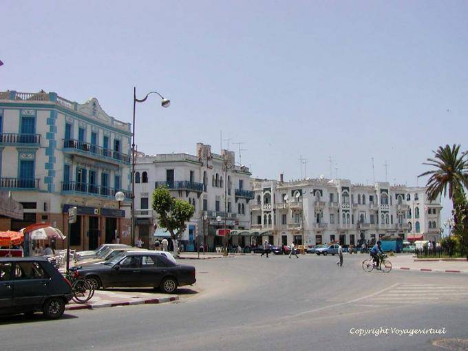 Façades sur la place de la Libération, Larache - Maroc