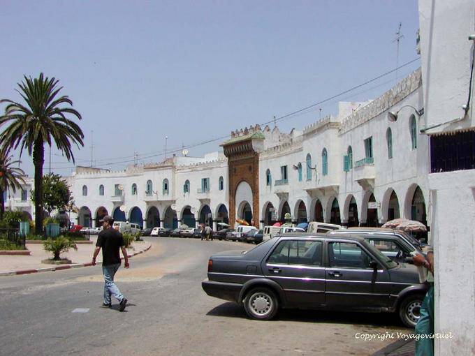 Arcades circulaires, place de la Libération avec Bab el Khémis, Larache - Maroc