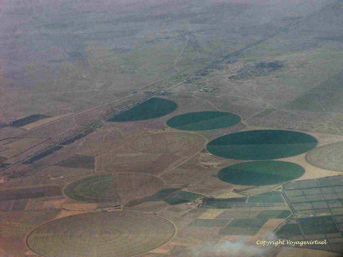 Cultures en cercle, vue d'avion, environs de Marrakech - Maroc