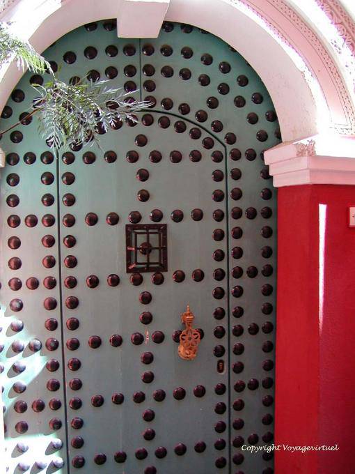 Porte cloutée dans la médina, Marrakech - Maroc