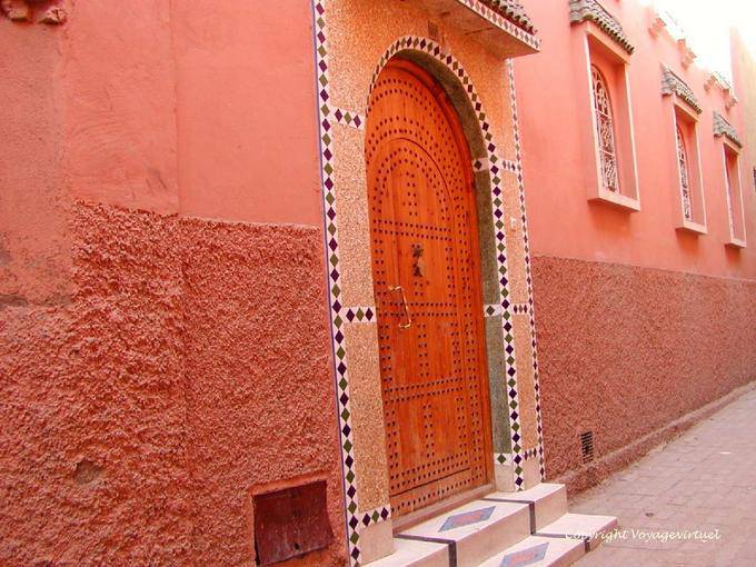 Déclinaison orangée dans une rue, Marrakech - Maroc