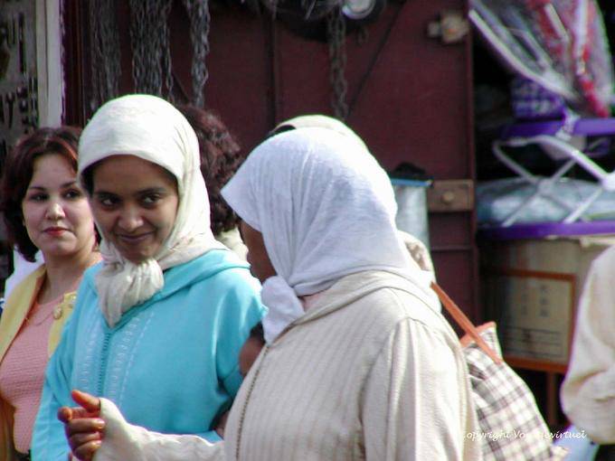 En passant, femmes Marrakchis, Marrakech - Maroc