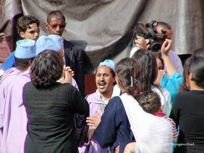 Chant et danse improvisée dans une rue, Marrakech - Maroc