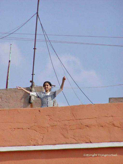 Joie de la jeune fille sur un toit, Marrakech - Maroc