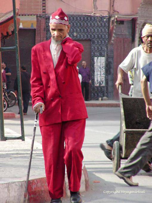 L'homme en costume rouge, Marrakech - Maroc
