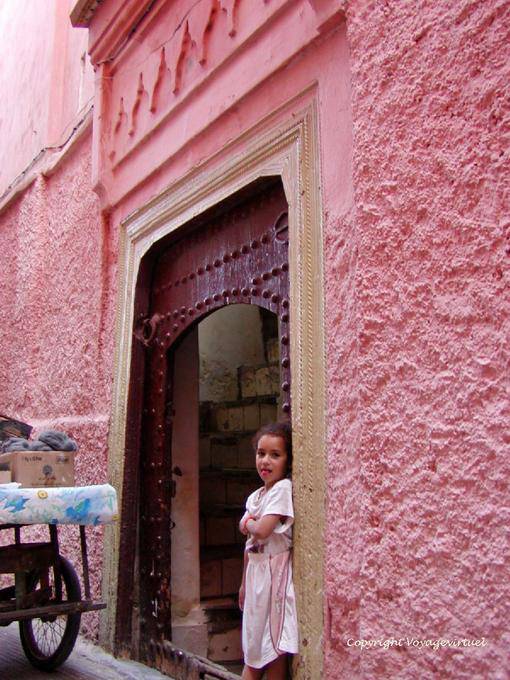 La petite fille en rose qui tire la langue, Marrakech - Maroc