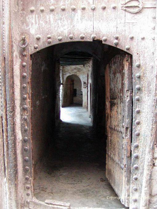 Porte et passage antique dans la médina, Marrakech - Maroc