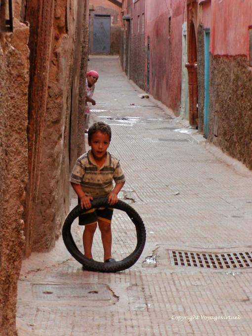Un enfant jouant avec un pneu, ruelle de la médina, Marrakech - Maroc