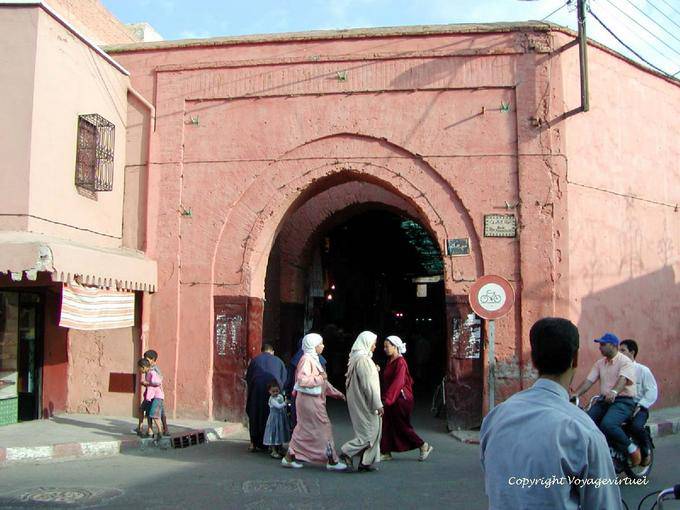 La porte d'entrée dans un souk couvert, Mellah, Marrakech - Maroc