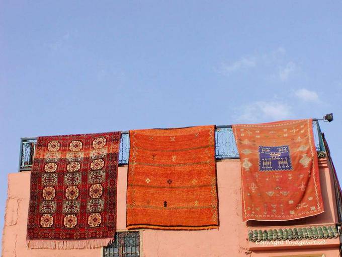 Tapis exposés sur fond de ciel, Place Jemaa el-Fna, Marrakech - Maroc
