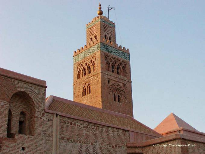 Dépouillement des murs et architecture du minaret de la Koutoubia, Marrakech - Maroc