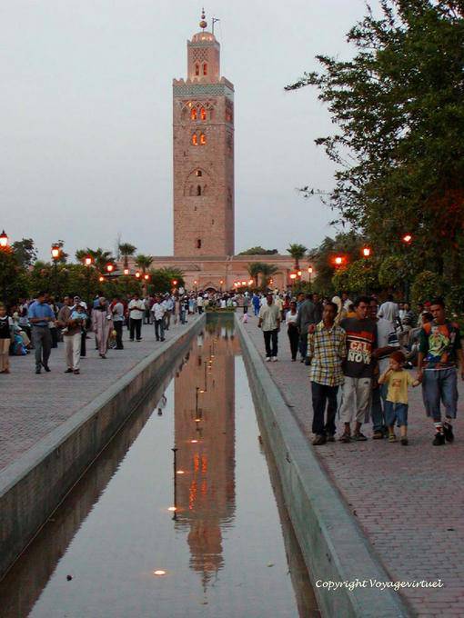 Reflet du minaret éclairé dans un bassin du jardin de la Koutoubia, Marrakech - Maroc