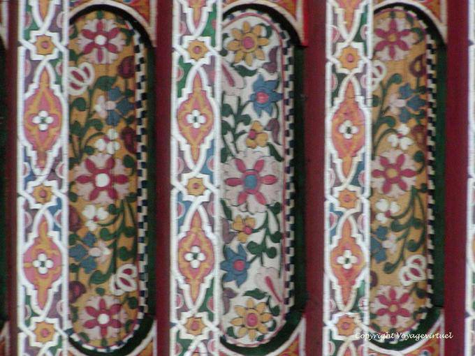 Détail des motifs colorés d'un plafond, Palais de la Bahia, Marrakech - Maroc