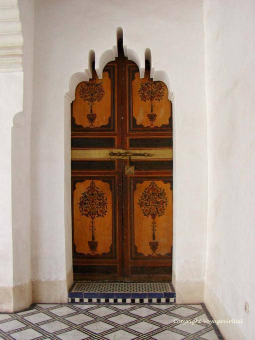 Finesse architecturale et décor de porte, Palais de la Bahia, Marrakech - Maroc