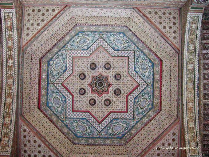 Architecture orientale et plafond peint, Palais de la Bahia, Marrakech - Maroc