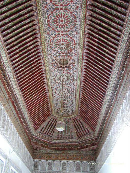 Stucs et plafond de cèdre à motifs peints, Salle du Conseil, Palais de la Bahia, Marrakech - Maroc