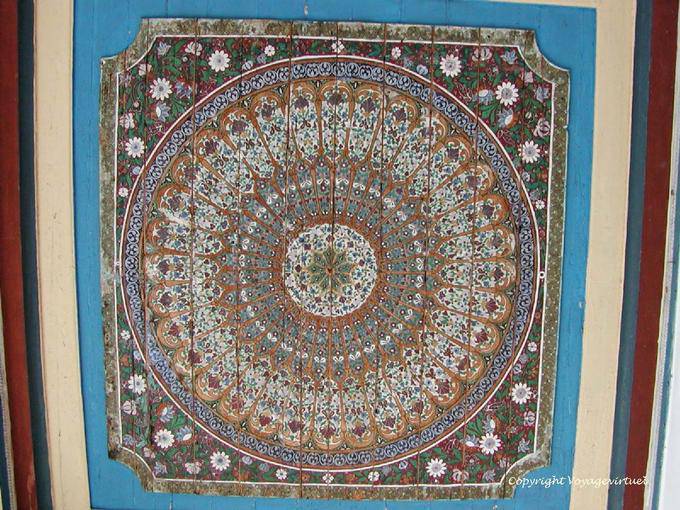 Plafond peint de motifs concentriques et floraux, Palais de la Bahia, Marrakech - Maroc