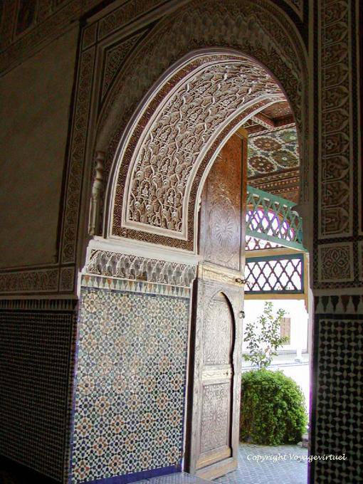 Décor de stucs et zelliges, passage du Palais de la Bahia, Marrakech - Maroc