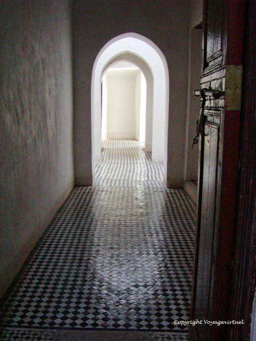Couloir avec carrelage de zelliges, Palais de la Bahia, Marrakech - Maroc