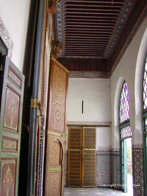 Plafond et portes d'une galerie du Pavillon Privé, Palais de la Bahia, Marrakech - Maroc