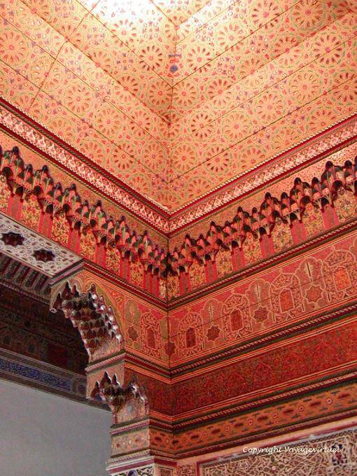 Richesse des peintures sur bois de hêtre et de cèdre, Palais de la Bahia, Marrakech - Maroc