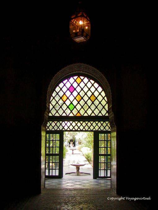 Ombre sur lumière dans le grand Riad, palais de la Bahia, Marrakech - Maroc