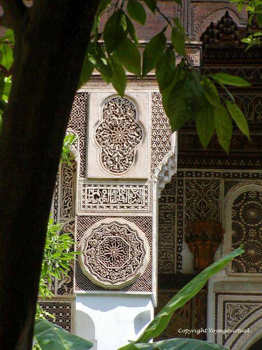 Haut de colonne décoré de stucs du Petit Riad, palais de la Bahia, Marrakech - Maroc