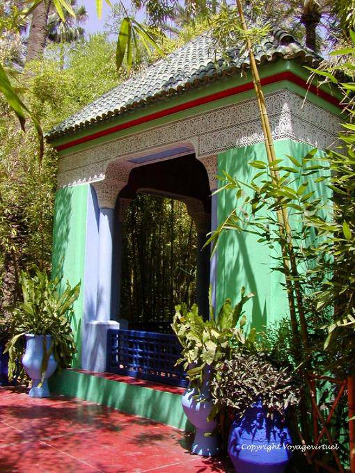 Kiosque au plâtre ciselé sous les bambous, Jardin Majorelle, Marrakech - Maroc