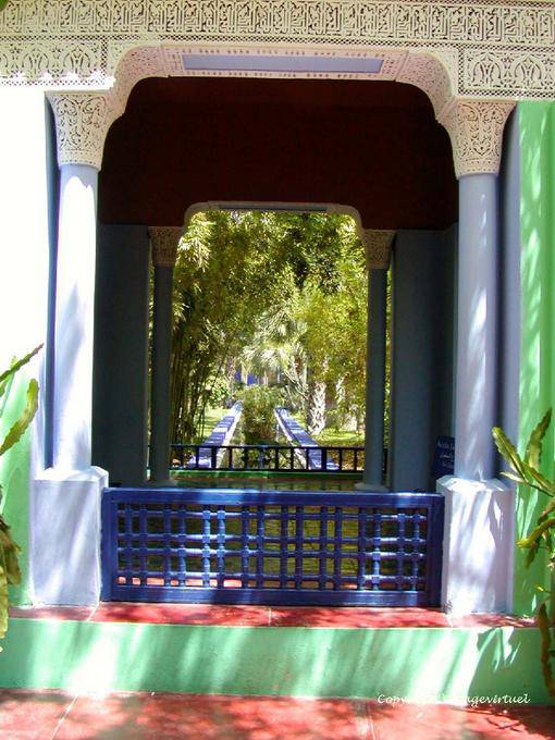 Perspective de la seguia à travers le kiosque, Jardin Majorelle, Marrakech - Maroc