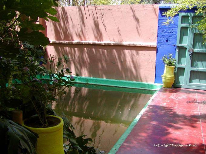 Harmonie multicolore entre porte et bassin, jardin Majorelle, Marrakech - Maroc