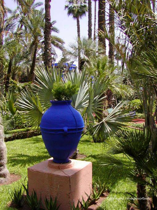 Amphore en bleu Majorelle sur piédestal, jardin Majorelle, Marrakech - Maroc