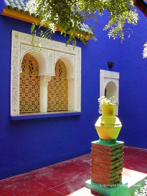 Fenêtre arabo-andalouse et harmonie de couleurs, Jardin Majorelle, Marrakech - Maroc