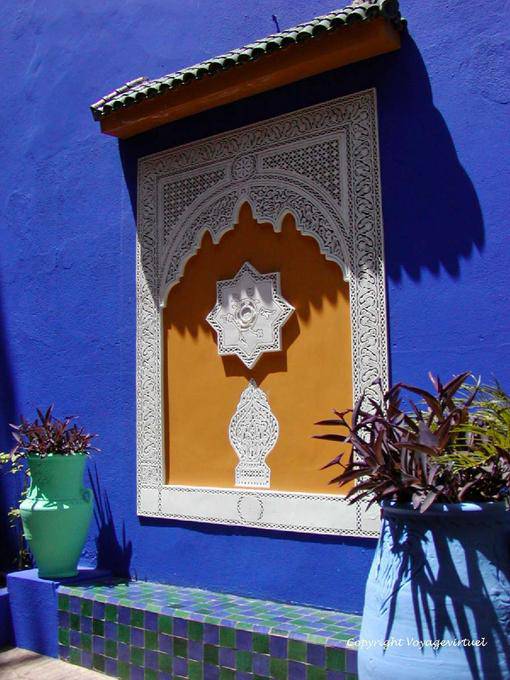 Stuc raffiné entre ombre et lumière, musée berbère, Jardin Majorelle, Marrakech - Maroc