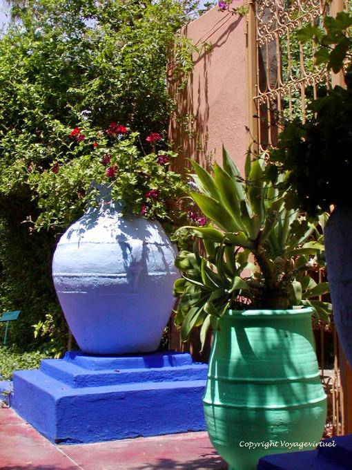 Jarres de terre cuite colorées, Jardin Majorelle, Marrakech - Maroc