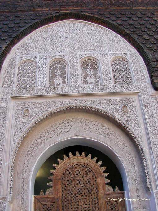 Le haut de la grande porte donnant sur cour intérieure, Medersa Ben Youssef, Marrakech - Maroc