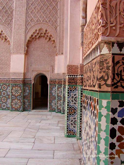 Bas de murs en zéliges et coupole à mouqarnas, cour de la médersa Ben Youssef, Marrakech - Maroc