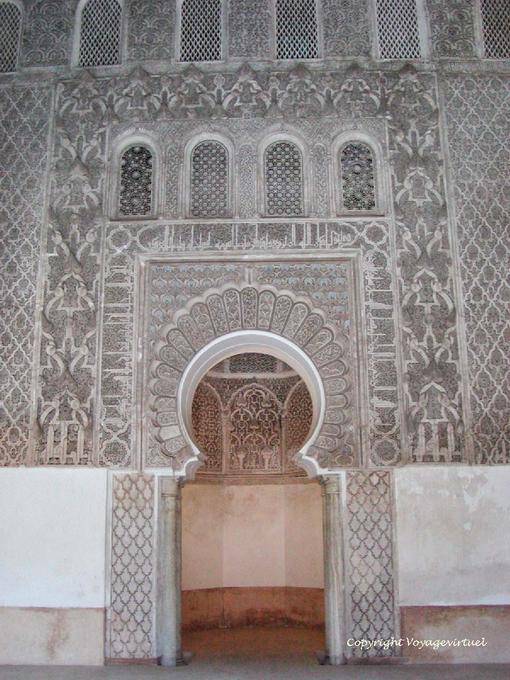 Dans la salle de prière face au mirhab, médersa Ben Youssef, Marrakech - Maroc