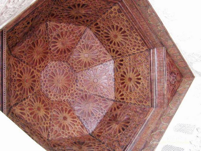 Coupolette en bois du plafond d'une nef, salle de prière, médersa Ben Youssef, Marrakech - Maroc