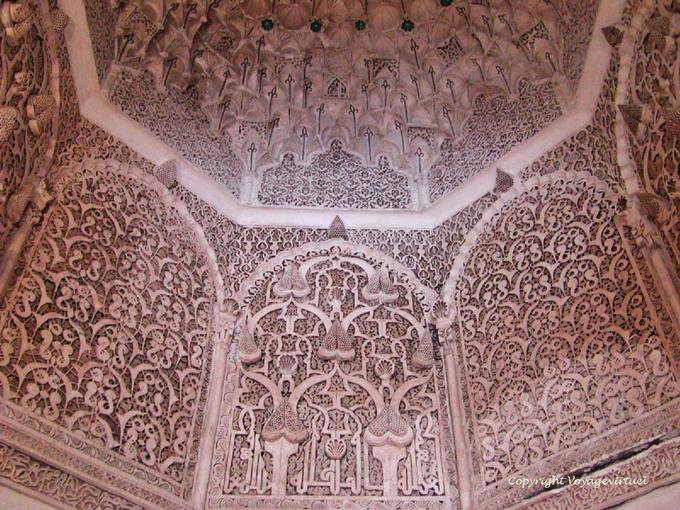 Murs et coupole à mouqarnas de plâtre du mirhab, médersa Ben Youssef, Marrakech - Maroc