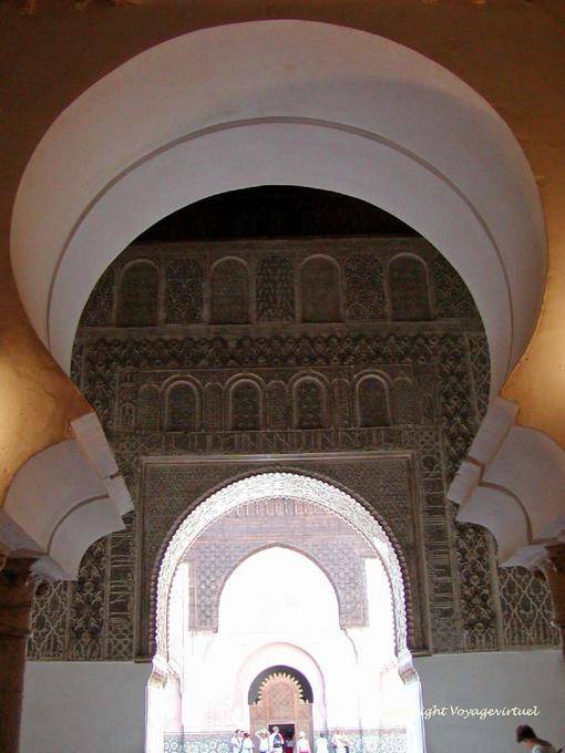 Depuis la salle de prière, axe vers la grande cour et l'entrée, Medersa Ben Youssef, Marrakech - Maroc