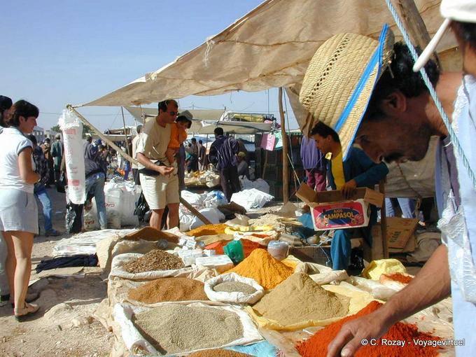 Etal d'épices en vrac au marché berbère, Essaouira - Maroc