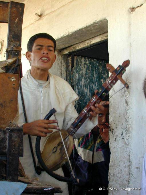 Musique improvisée au marché berbère, environ d'Essaouira - Maroc