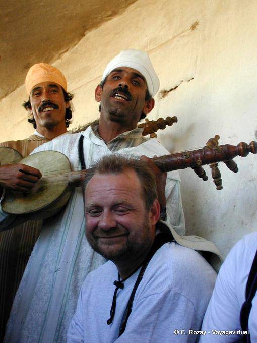Musiciens et chants au souk berbère de Bouzama - Maroc