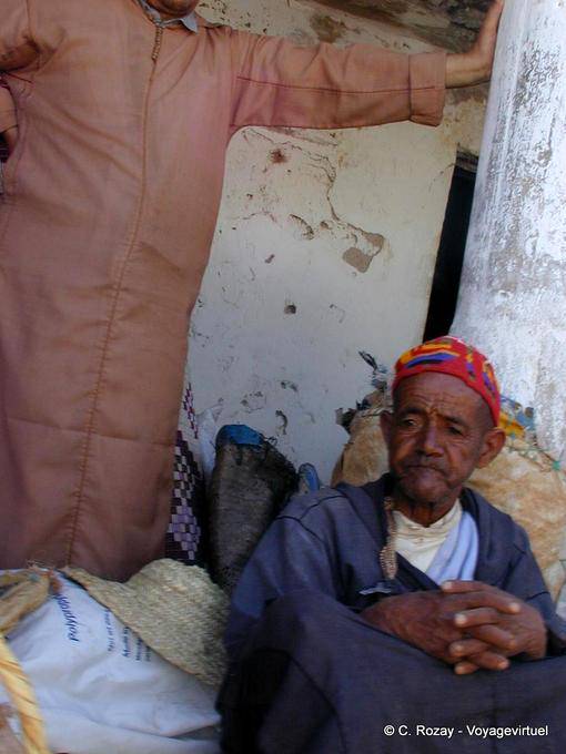 Essaouira, homme pensif au marché berbère - Maroc