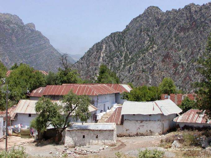 Une ferme à toit de tôle vers l'entrée des gorges de l'Oued Laou, Rif - Maroc
