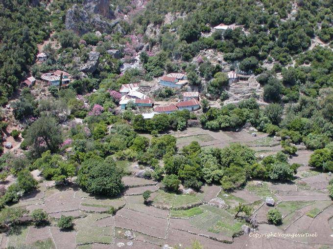 Village traditionnel et culture vers la vallée de l'Oued Laou - Maroc